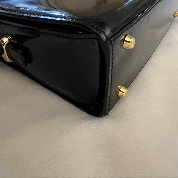 🩷 BALLY Black Patent Leather / Gold Hardware/ Crossbody
Bag Classic Logo💚 - Picture 2 of 16